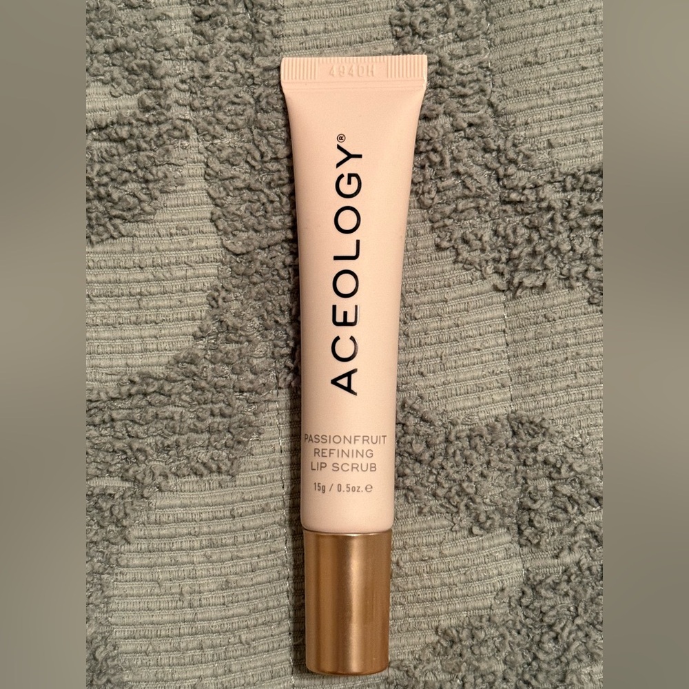 NWOB ACEOLOGY PASSIONFRUIT REFINING LIP SCRUB